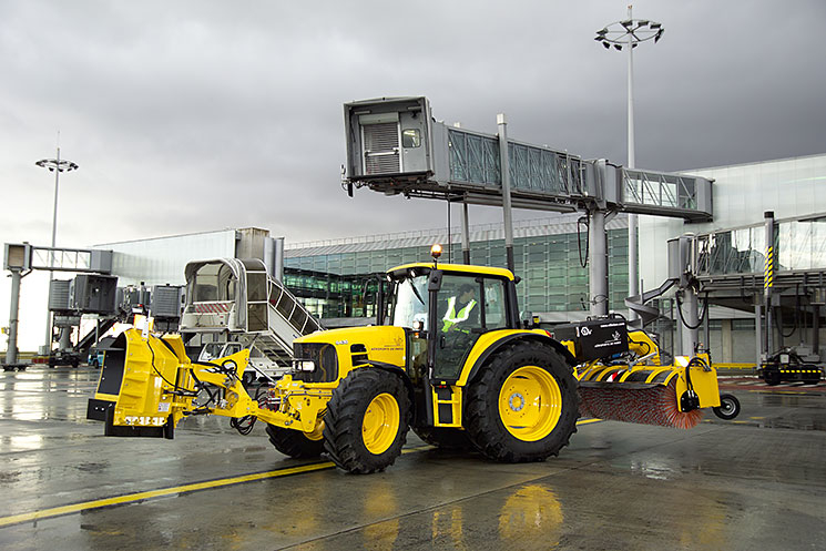 Vue d'un engin de déneigement sur piste d'aéroport