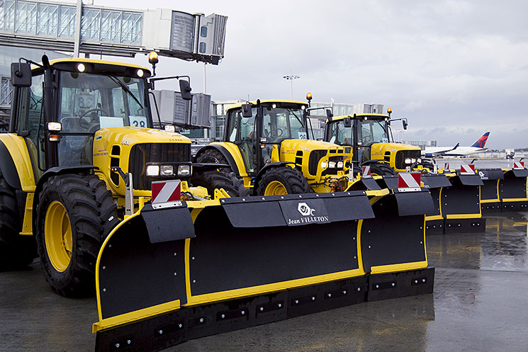 Vue d'un groupe d'engin de déneigement sur piste d'aéroport