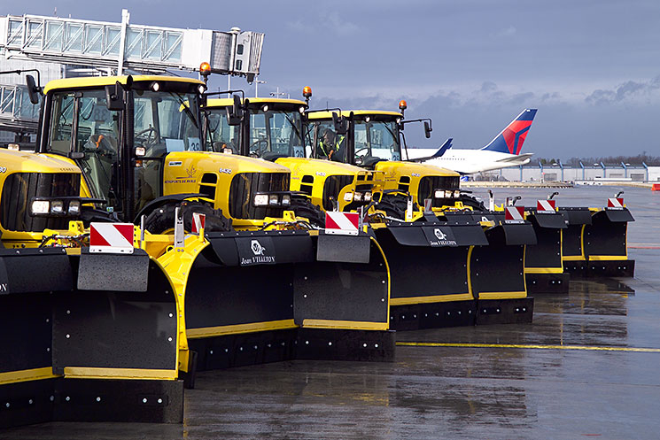 Groupe d'engin de déneigement sur piste d'aéroport