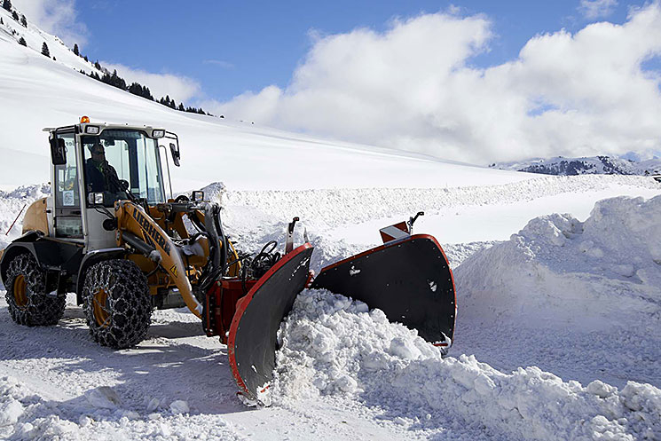 Engin de déneigement en action dans la neige