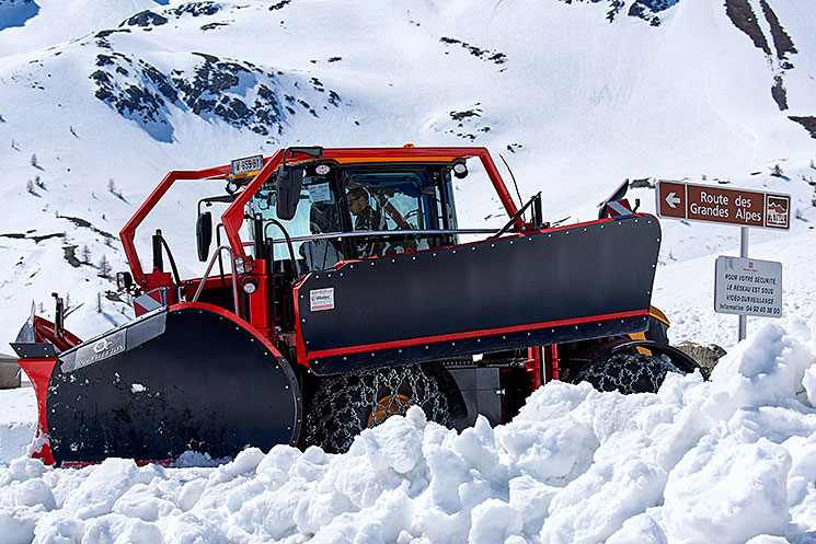 Engin en action sur la route des Grandes Alpes