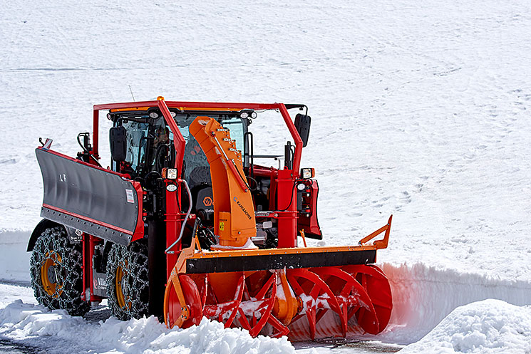 Engin en action sur une route enneigée