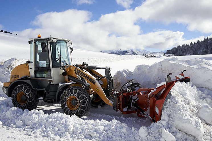 Engin de déneigement en action dans la neige en montagne