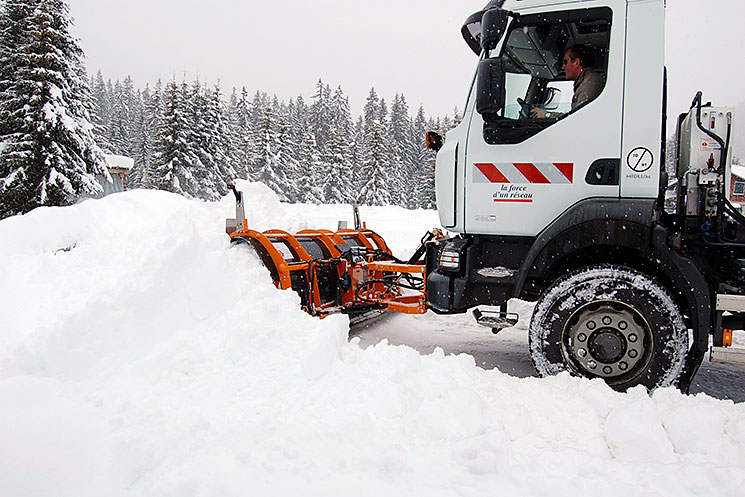 Engin en action dans la neige