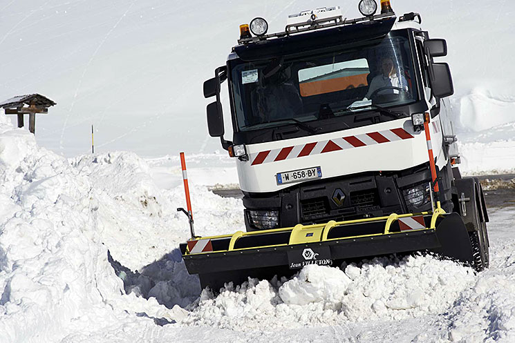 Engin en action dans la neige