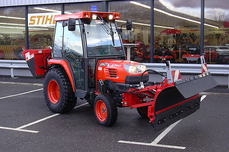 Vue d'un Micro-tracteur avec lame